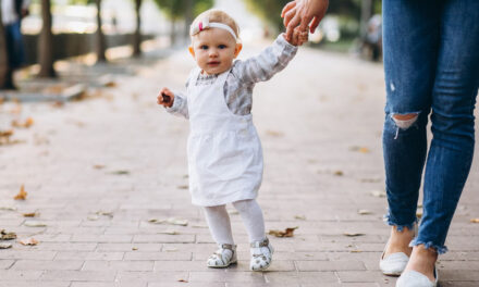 Jak vybrat první boty pro dítě, které podpoří zdravou chůzi?
