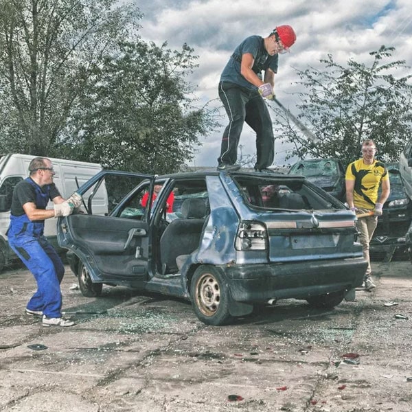 Muži rozbíjejí auto skoda felicie v rámci destruktoterapie - to je originální dárek k 50. narozeninám