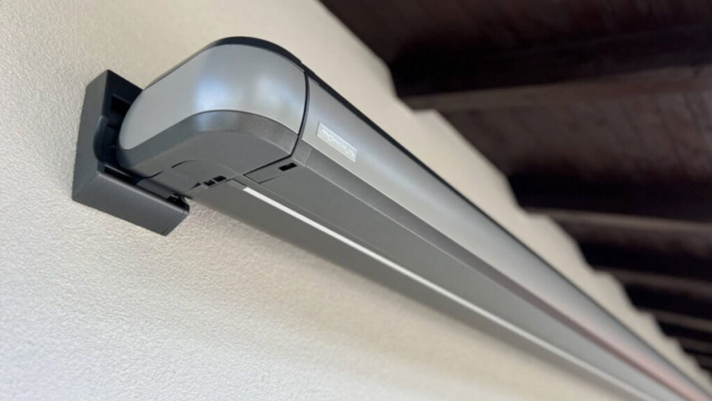 Detail kazetové markýzy připevněné na stěně domu – moderní a elegantní řešení pro zastínění terasy