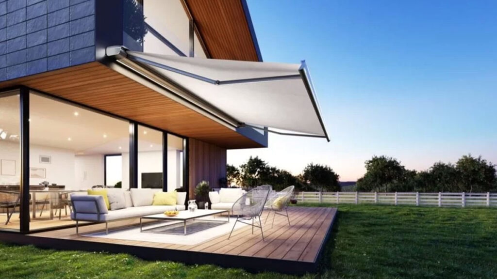 Markýza proti dešti vysunutá na terase domu - ilustrační článek k článku na téma Výběr markýz proti děšti na Jaktovybrat.cz