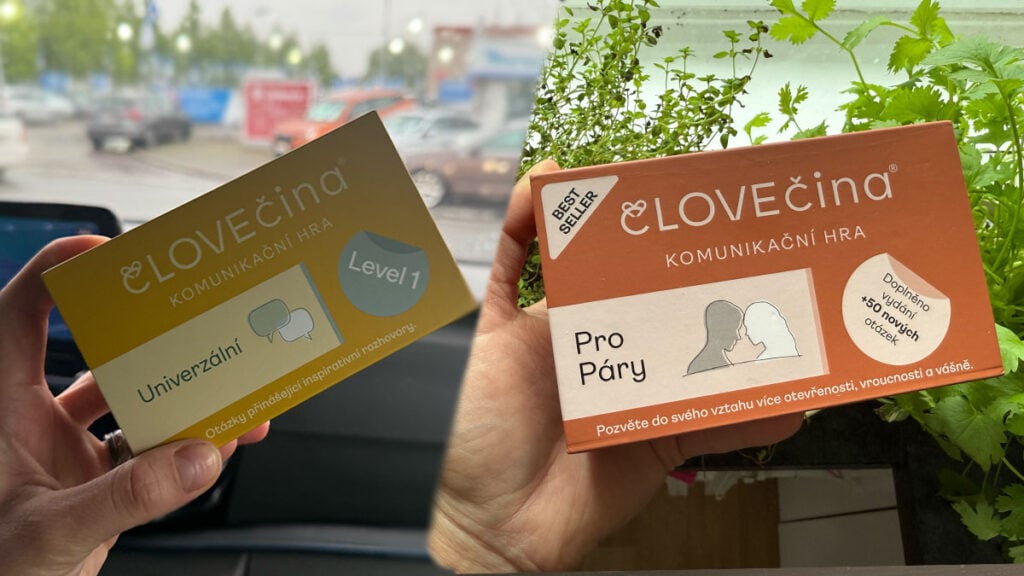 hra človečina univerzální a hra človečina pro páry - krabiccky drzené v ruce, jedna s pozadím aut, druhá s pozadím bylinek. Foto k recenzi produktu.