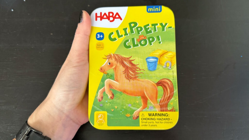 Clippety-Clop! (známá také jako Hop! Hop! Koník) od HABA – ideální hra na cesty 3+ pro děti v praktické plechové krabičce