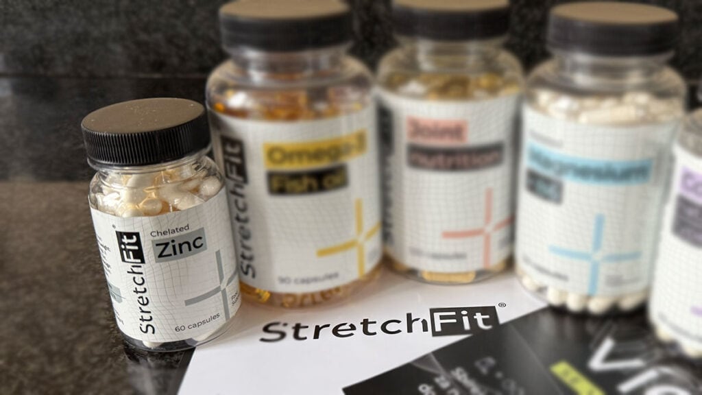Zinek Chelát od StretchFit vystavený vedle dalších doplňků stravy značky StretchFit – Omega-3, Magnesium, Joint Nutrition.