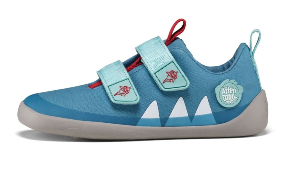 Modré barefoot tenisky Affenzahn pro děti se suchým zipem, motivem zubů a žraloka, na světlé flexibilní podrážce.