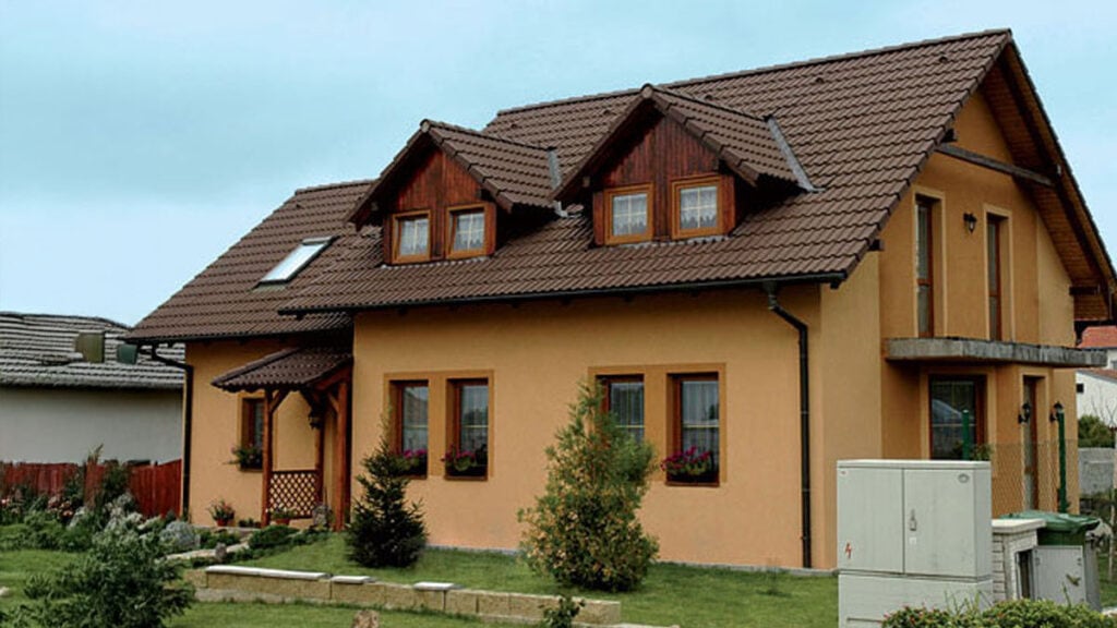 Rodinný dům s klasickou sedlovou střechou pokrytou betonovými taškami KM Beta.