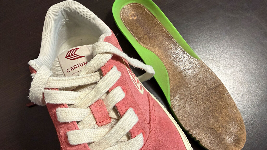 Bota Cariuma Naioca po roce nošení - detail levé boty a vložky - pro recenzi značky Cariuma na Jaktovybrat.cz