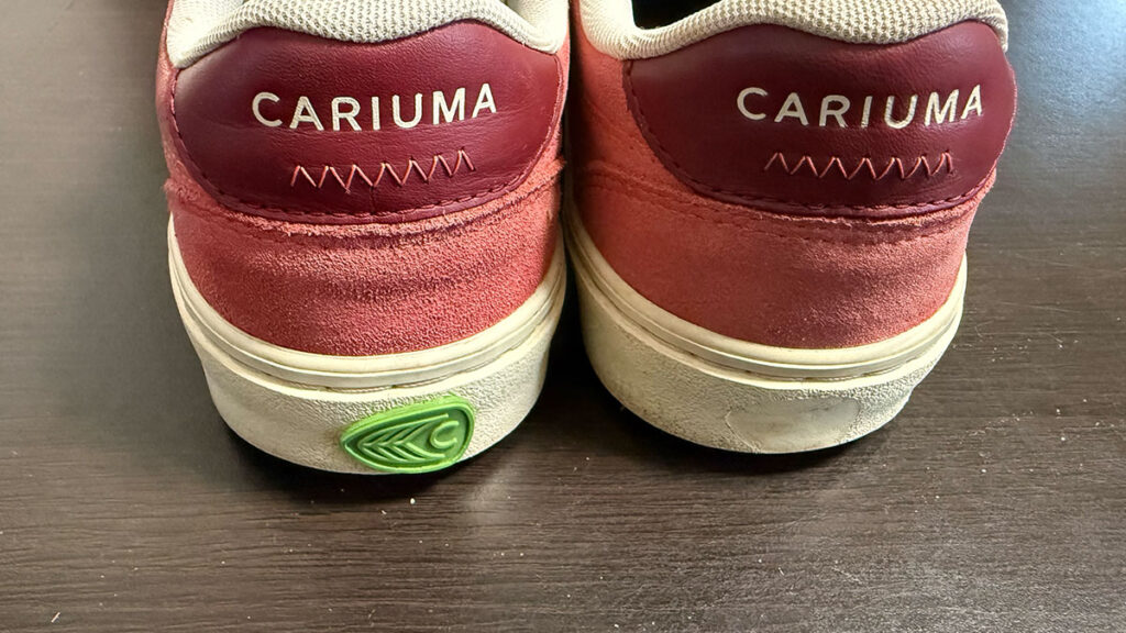 Boty Cariuma Naioca po roce nošení - detail zadní části bot - pro recenzi značky Cariuma na Jaktovybrat.cz