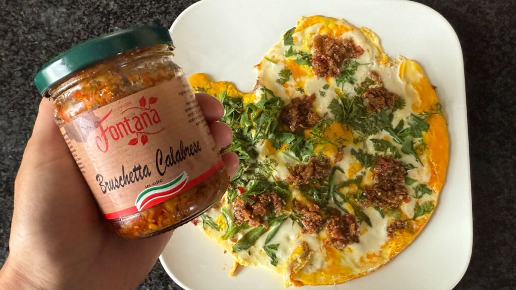Pikantní zeleninová pasta Bruschetta Calabrese Fontana z Lanyzshop.cz jako doplněk italské omelety – typické italské potraviny s charakterem.