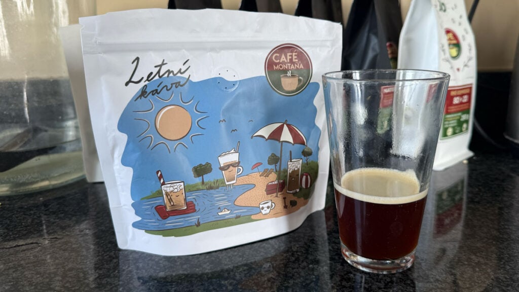 Zrnková letní káva od Cafe Montaña v originálním obalu – Cafe Montana recenze, všestranná káva pro přípravu v kávovaru i ve French pressu.
