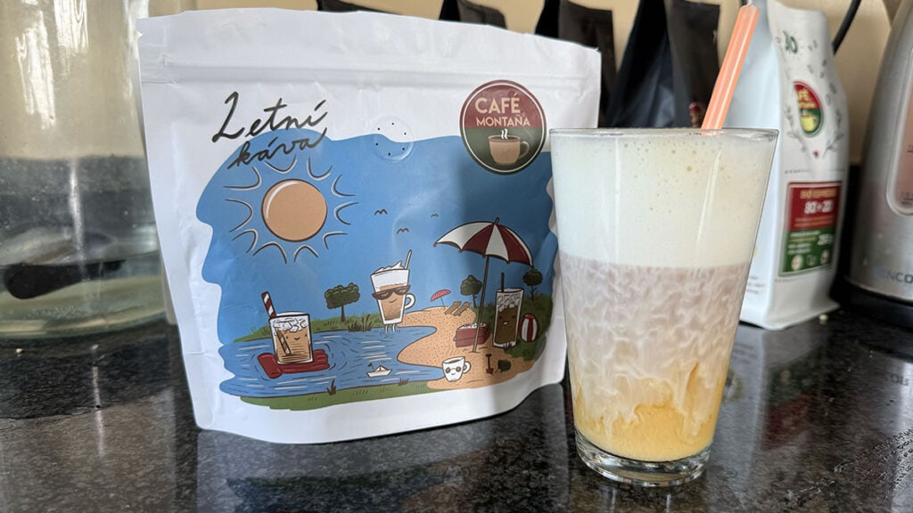 Ledová letní káva od Cafe Montaña servírovaná s mlékem – Cafe Montana recenze, sezónní směs vhodná i pro espresso a cold brew.
