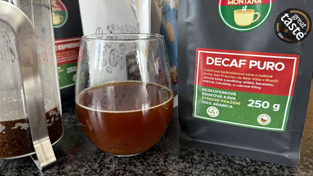 Detailní pohled na balení Decaf Puro od Cafe Montaña – Cafe Montana recenze, bezkofeinová káva, u keré by člověk nepoznal, že je bezkofeinová. Výborná plná chuť zrnkové kávy