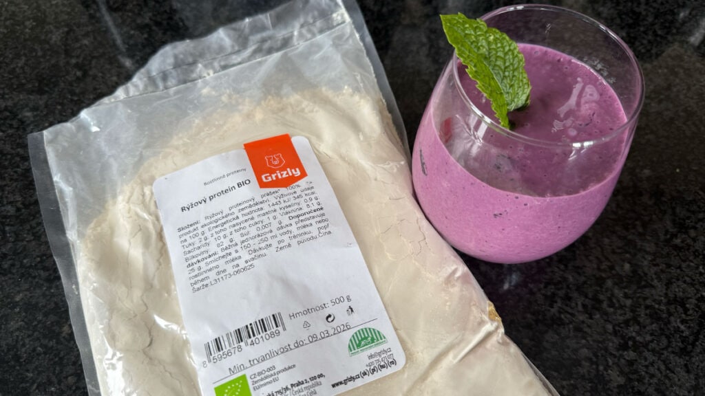 Smoothie z rýžového proteinu Grizly s borůvkami – recenze chuti rostlinného proteinu BIO.