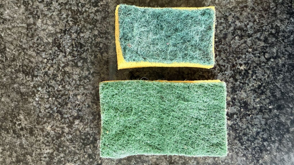 Detailní srovnání opotřebované běžné houbičky a pratelné ekologické houbičky Ecodis