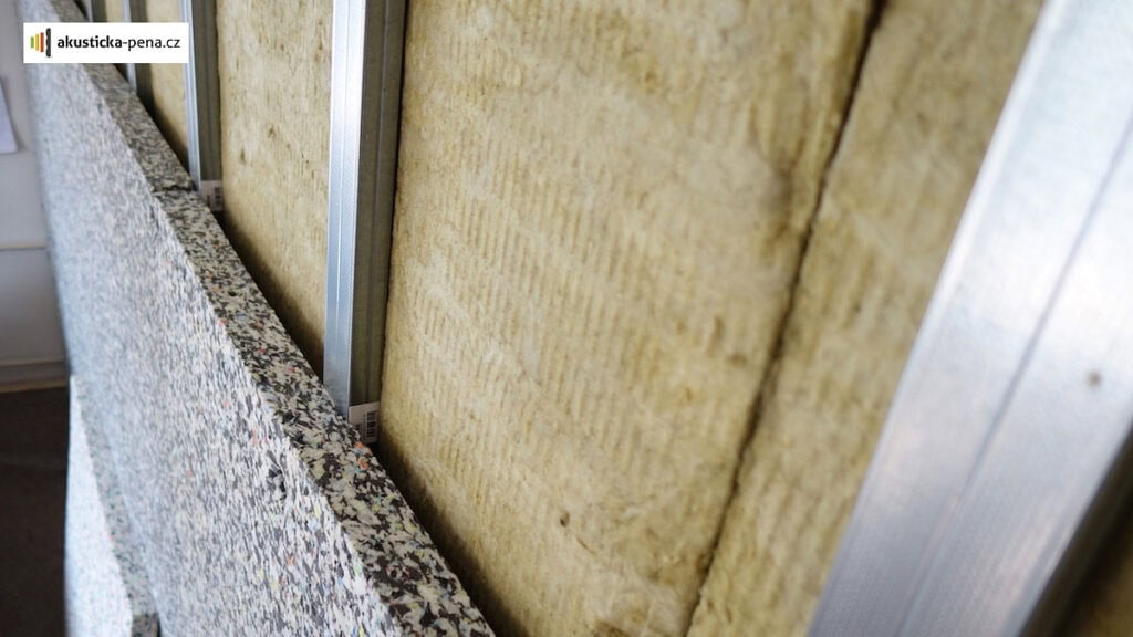 detail odhlučnění stěny – kombinace roštu, minerální izolace a protihlukové desky