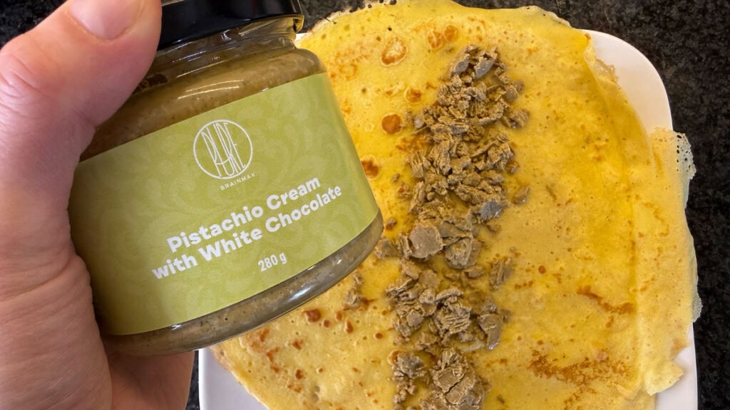 pistáciový krém Bio, Brainmax Pure, v pozadí palačinka s krémem, recenze na Jaktovybrat.cz