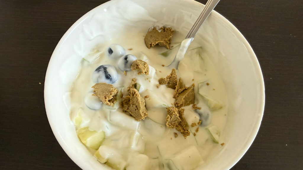 pistáciový krém Bio, Brainmax Pure s ovocem a jogurtem v misce, recenze na Jaktovybrat.cz