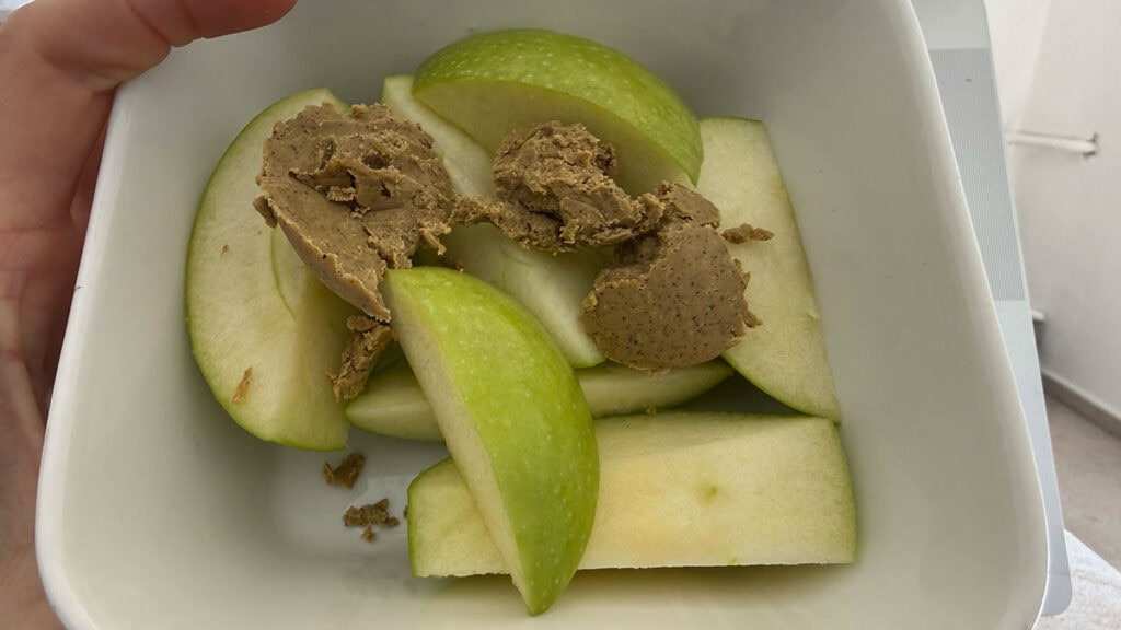 pistáciový krém Bio, Brainmax Pure v misce se zelenými jablky granny smith, recenze na Jaktovybrat.cz